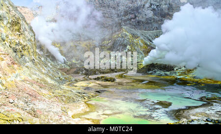 À la recherche sur le côté dans la partie la plus profonde de la caldeira. White Island / Whakaarian Volcan, Bay of Plenty, Nouvelle-Zélande. Banque D'Images