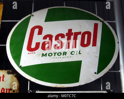 Huile moteur Castrol, émail enseigne publicitaire Banque D'Images