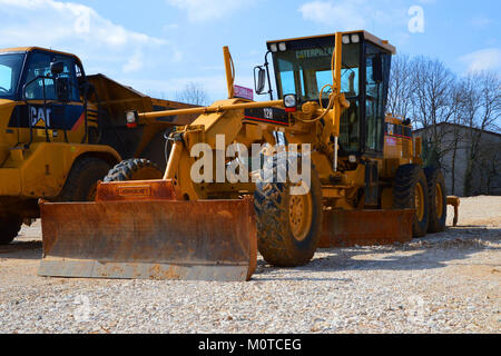 La niveleuse 12 H Caterpillar, fabriquée par Caterpillar, est une machine extra-robuste utilisée pour l'entretien des routes et la construction. Spielvogel est probablement associé à un modèle ou une région spécifique pour son utilisation. Banque D'Images
