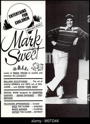 Une page de brochure publicitaire mettant en vedette le personnage 'CC Mark-Sweet' tiré du matériel promotionnel du film 'Willy Wonka & the Chocolate Factory' de 1971. La brochure présente les efforts de marque et de marketing du film avant sa sortie, soulignant le rôle du personnage dans l'histoire. Banque D'Images