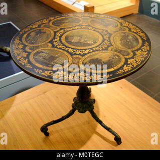 Cette table centrale de 1840-1845, attribuée à Noyes & Hutton de Troy, New York, présente des décorations en fonte, en bois et peintes, mettant en valeur l'artisanat américain du début de l'ère victorienne. Banque D'Images