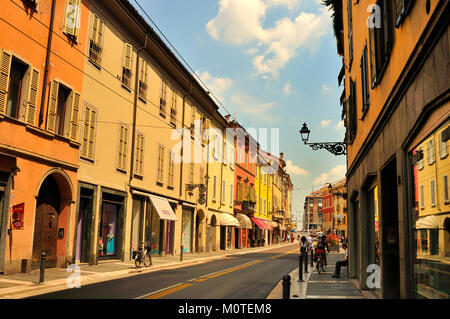 Logement et magasins sur la Via Massimo D'Azeglio, Parme, Italie Banque D'Images