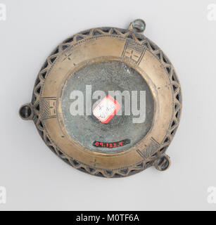 Cet ancien censeur, qui fait partie de la collection du Metropolitan Museum of Art, est un objet religieux utilisé dans les rituels pour disperser l'encens. Datant du vie au VIIe siècle, il illustre la métallurgie complexe et les pratiques cérémonielles des premières civilisations. Banque D'Images