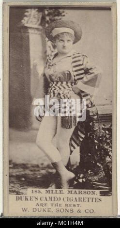 Numéro de carte 185 caractéristiques Mlle. Marson de la série « Actors and Actress » (N145-5), publiée dans les années 1880 par W. Duke, sons & Co. pour promouvoir les cigarettes Cameo. La carte est une photographie d'albumen mesurant 2 11/16 × 1 3/8 pouces. Banque D'Images