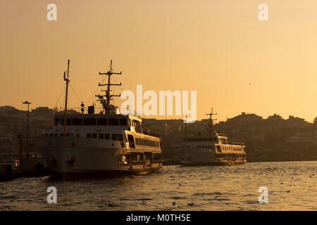 Ferries sur le port avec istanbul coucher du soleil Banque D'Images