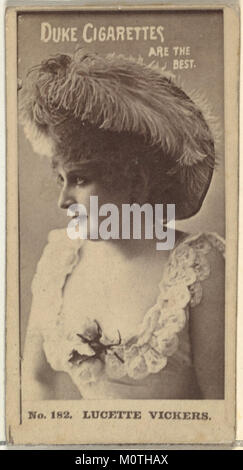 Cette photographie d'albumen, publiée dans les années 1880 par W. Duke, sons & Co. pour promouvoir Duke cigarettes, met en vedette Lucette Vickers. Il fait partie de la série "acteurs et actrices" (N145-6), mettant en lumière les personnalités théâtrales de l'époque. Banque D'Images