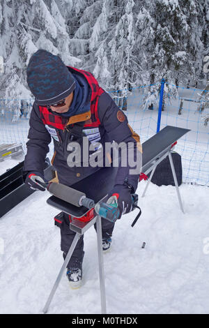 Carte de ski de fournisseur de produits à polir un conseil derrière la ligne de départ au cours de la concurrence. Rogla ski resort. Pohorje. La Slovénie. Banque D'Images