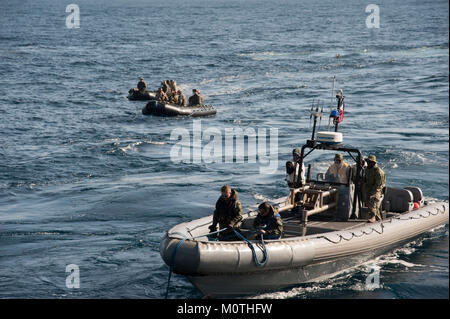 Les marins de la San Antonio-classe de transport amphibie USS New Orleans dock (LPD 18) tire dans une ligne de remorquage de l'Orion de la NASA article test sortant de la même plate-forme de la classe San Antonio-navire d'assaut amphibie USS Anchorage (LPD 23), janv. 21. Banque D'Images