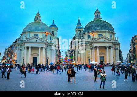 Vue sur la Via del Corso de la Piazza del Popolo Banque D'Images