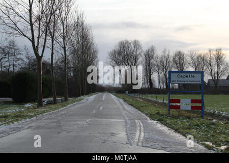 Photographie du panneau de toponymie (plaatsnaambord) de Capelle, une ville des pays-Bas, indiquant son emplacement et servant de repère pour les voyageurs et les résidents. Banque D'Images