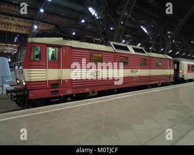 Le CD Class 371 371003-5, capturé à Leipzig Hauptbahnhof en 2015, est un train à grande vitesse moderne connu pour son efficacité et son ingénierie. Banque D'Images