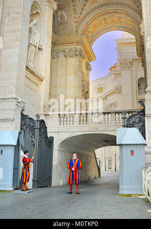 Entrée voûtée avec des Gardes Suisses au Vatican, Rome Banque D'Images