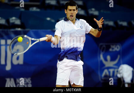 Belgrade, Serbie - 6 mai 2010 : Novak Djokovic renvoie la balle pendant la Serbie Open 2010 ATP World Tour match contre Fabio Fognini Banque D'Images