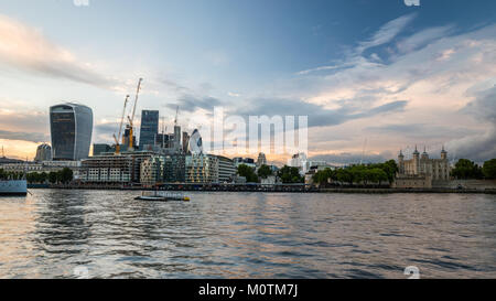 La Tour de Londres et gratte-ciel de la ville de Londres, avec en premier plan la Tamise, Londres, mai 2017 Banque D'Images