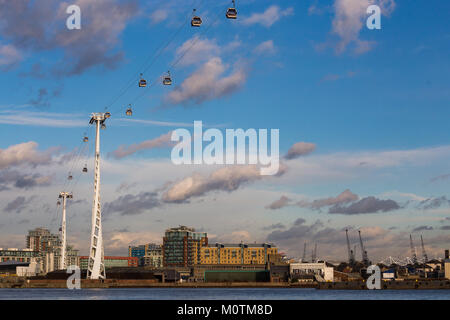 Téléphérique Emirates Air Line traversant la Tamise, avec plan de départ en arrière-plan, North Greenwich, Londres, janvier 2018 Banque D'Images