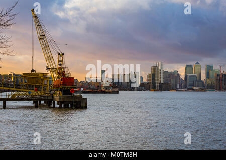 Grue sur la Tamise avec tours modernes de Canary Wharf dans la distance, l'Est de Londres, janvier 2018 Banque D'Images