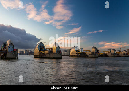 La Tamise Les barrières contre les inondations dans l'Est de Londres au coucher du soleil, Janvier 2018 Banque D'Images