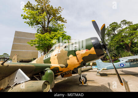 Douglas A-1 Skyraider USAF avion de combat militaire, une exposition sur l'affichage, le Musée des débris de guerre de guerre du Vietnam, Saigon (Ho Chi Minh Ville), le sud Vietnam Banque D'Images