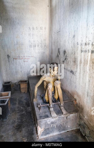 Modèle d'un prisonnier politique détenu dans une cellule de la cage du tigre, le Musée des débris de guerre de guerre du Vietnam, Saigon (Ho Chi Minh Ville), sud Vietnam, Asie du sud-est Banque D'Images