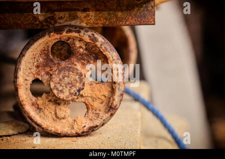 Old rusty porte coulissante avec roue Banque D'Images