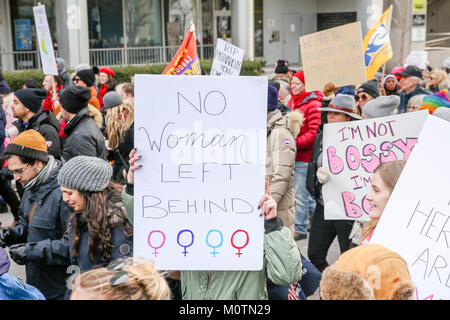 TORONTO, CANADA - MANIFESTANTS LORS DE LA MARCHE DES FEMMES SUR TORONTO : définir notre avenir. Banque D'Images