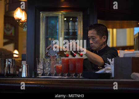 Le Sling original de Singapour au long Bar, Le Raffles Hotel SIN Banque D'Images