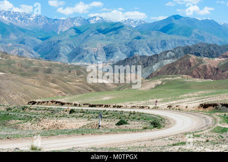 Route vers le lac Kol Chanson, province de Naryn, du Kirghizistan, de l'Asie centrale Banque D'Images