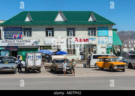 L'animation dans une rue, village Kochkor, Route de Song Kol Lac, province de Naryn, du Kirghizistan, de l'Asie centrale Banque D'Images