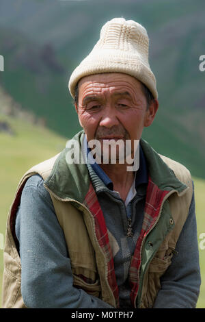 Cavalier kirghize, la route vers le lac Kol Chanson, province de Naryn, du Kirghizistan, de l'Asie centrale Banque D'Images