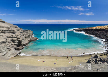 Plage de sable vert ou Papakolea près de South Point attire les randonneurs à paresser sur la plage d'olivine à Hawaii. Banque D'Images