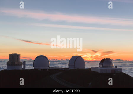 Obervatories au coucher du soleil au sommet de 4200 mètres de haut, y compris Mauna Kea Suburu et Twin Kecks. (NR) Banque D'Images