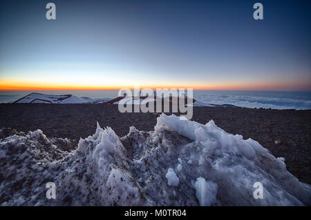 La glace et la neige sur le sommet du Mauna Kea, Hawaii Banque D'Images