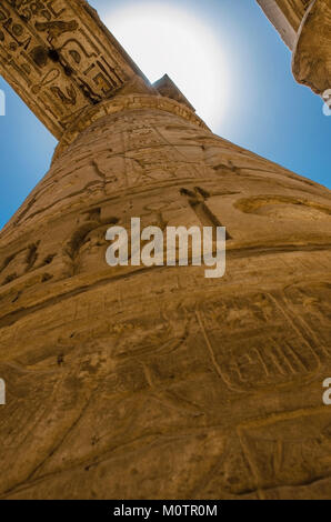 Une colonne avec un plafond. Peinture couleur gravée sur le plafond dans la salle hypostyle du temple de Karnak à Louxor, Egypte Banque D'Images