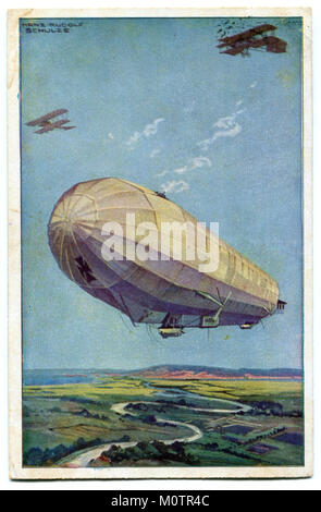 Ancienne carte postale allemande 'la flotte aérienne allemande', un énorme dirigeable Zeppelin avec deux avions militaires volant dans l'air sur l'arrière-plan les champs, les routes sur la mer Banque D'Images