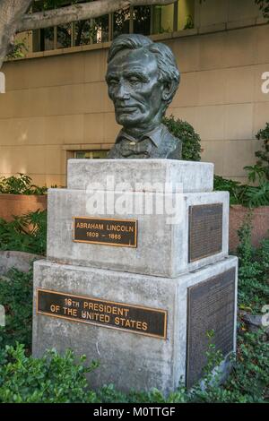 Sculpture du 16e président des États-Unis Abraham Lincoln (1809 - 1865) réalisé en 1961 par Robert Merrill Gage, situé au 110 Grand Avenue. Banque D'Images