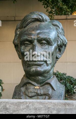 Sculpture du 16e président des États-Unis Abraham Lincoln (1809 - 1865) réalisé en 1961 par Robert Merrill Gage, situé au 110 Grand Avenue. Banque D'Images