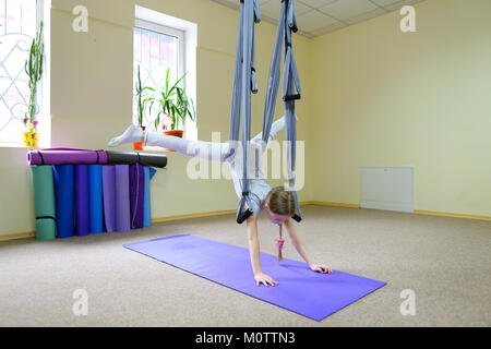 Lycéenne est assis sur de la ficelle sur cordes acrobatiques. Banque D'Images