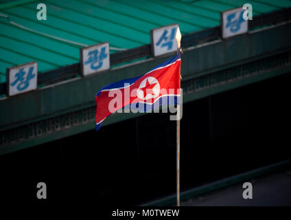 Drapeau de la Corée du Nord dans la ville, de la province de Pyongan, Pyongyang, Corée du Nord Banque D'Images