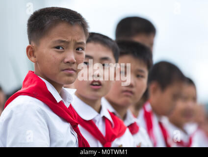 Les gens de la Corée du Nord rendant hommage aux dirigeants de la troupe artistique Mansudae art studio, dans la province de Pyongan, Pyongyang, Corée du Nord Banque D'Images