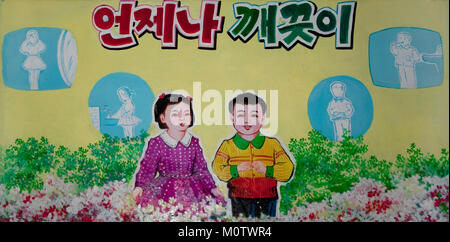 Affiche de propagande l'apprentissage de l'enfant à être propre, dans la province du Hamgyong du Nord, Chongjin, la Corée du Nord Banque D'Images