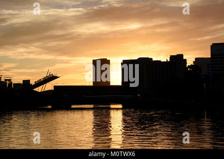 Coucher de soleil sur la rivière Achillée à Melbourne avec l'Mebourne Convention Center dans l'arrière-plan Banque D'Images