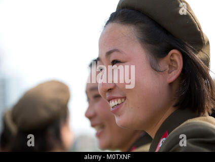 Femmes soldats nord-coréen souriant, de la province de Pyongan, Pyongyang, Corée du Nord Banque D'Images