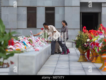 Les gens de la Corée du Nord rendant hommage aux dirigeants de la troupe artistique Mansudae art studio, dans la province de Pyongan, Pyongyang, Corée du Nord Banque D'Images