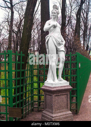 Statue de la nymphe de l'air dans le parc jardin d'été près de la grille verte à l'existence de plantes en avril avant le début de l'été saison parc Banque D'Images