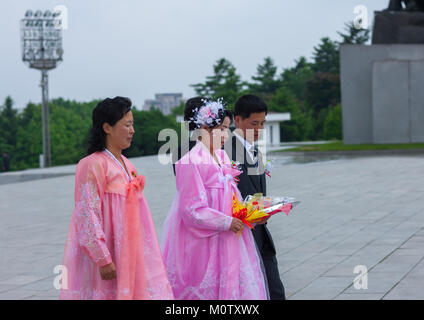 Couples mariage nord-coréen en troupe artistique Mansudae grand monument, de la province de Pyongan, Pyongyang, Corée du Nord Banque D'Images