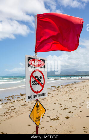 Drapeau rouge et panneau d'avertissement sur les méduses cnidaires, invertébrés cnidaires, sur la plage de four Mile Beach à Port Douglas, dans le nord du queensland, Australie Banque D'Images