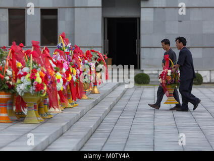 Les gens de la Corée du Nord rendant hommage aux dirigeants de la troupe artistique Mansudae art studio, dans la province de Pyongan, Pyongyang, Corée du Nord Banque D'Images