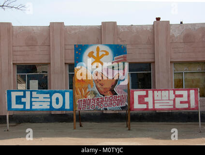 Parti des travailleurs de Corée du Nord, de panneaux de propagande la province du Kangwon, Wonsan, la Corée du Nord Banque D'Images