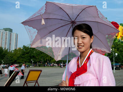 Femme nord-coréen avec un parapluie, de la province de Pyongan, Pyongyang, Corée du Nord Banque D'Images