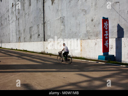 L'homme de la Corée du Nord d'une bicyclette en usine d'engrais d'azote Hungnam, province du Hamgyong du Sud, Hamhung, la Corée du Nord Banque D'Images